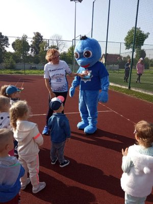 Płonek maskotka płońskiej policji na spotkaniu z przedszkolakami