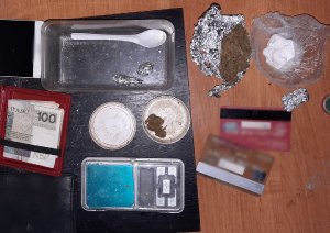Zawiniątka z marihuaną, torebka foliowa z amfetaminą i waga elektroniczna zabezpieczone przez policjantów Wydziału Kryminalnego płońskiej komendy u 24-letniego mieszkańca Raciąża