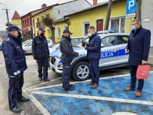 Wójtowie gmin Nowe Miasto i Joniec przekazują policjantom z Posterunku Policji w Nowym Mieście kluczyki i dokumenty do nowego radiowozu