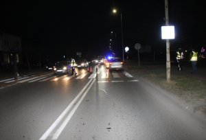 trzech policjantów pracujących na miejscu zdarzenie drogowego na ul. Kopernika w Płońsku,  gdzie na przejściu dla pieszych doszło do potrącenia 66-letniej kobiety