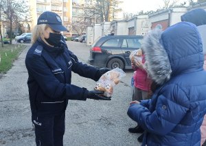 policjantka z zespołu do spraw profilaktyki społecznej, nieletnich i patologii przekazuje dzieciom misie