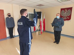 nowo przyjęty policjant składa ślubowanie w obecności komendanta Powiatowego Policji w Płońsku