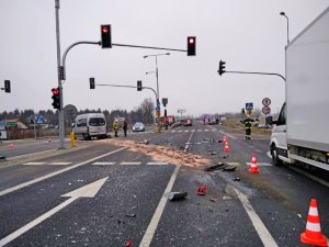 skrzyżowanie z sygnalizacją świetlną na krajowej siódemce w miejscowości Kroczewo, gdzie doszło do zderzenia busa i dwóch osobówek