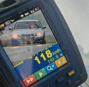 zdjęcie urządzenia do pomiaru prędkości na którym zarejestrowano pojaz marki BMW, który przekroczył dozwoloną prędkość
