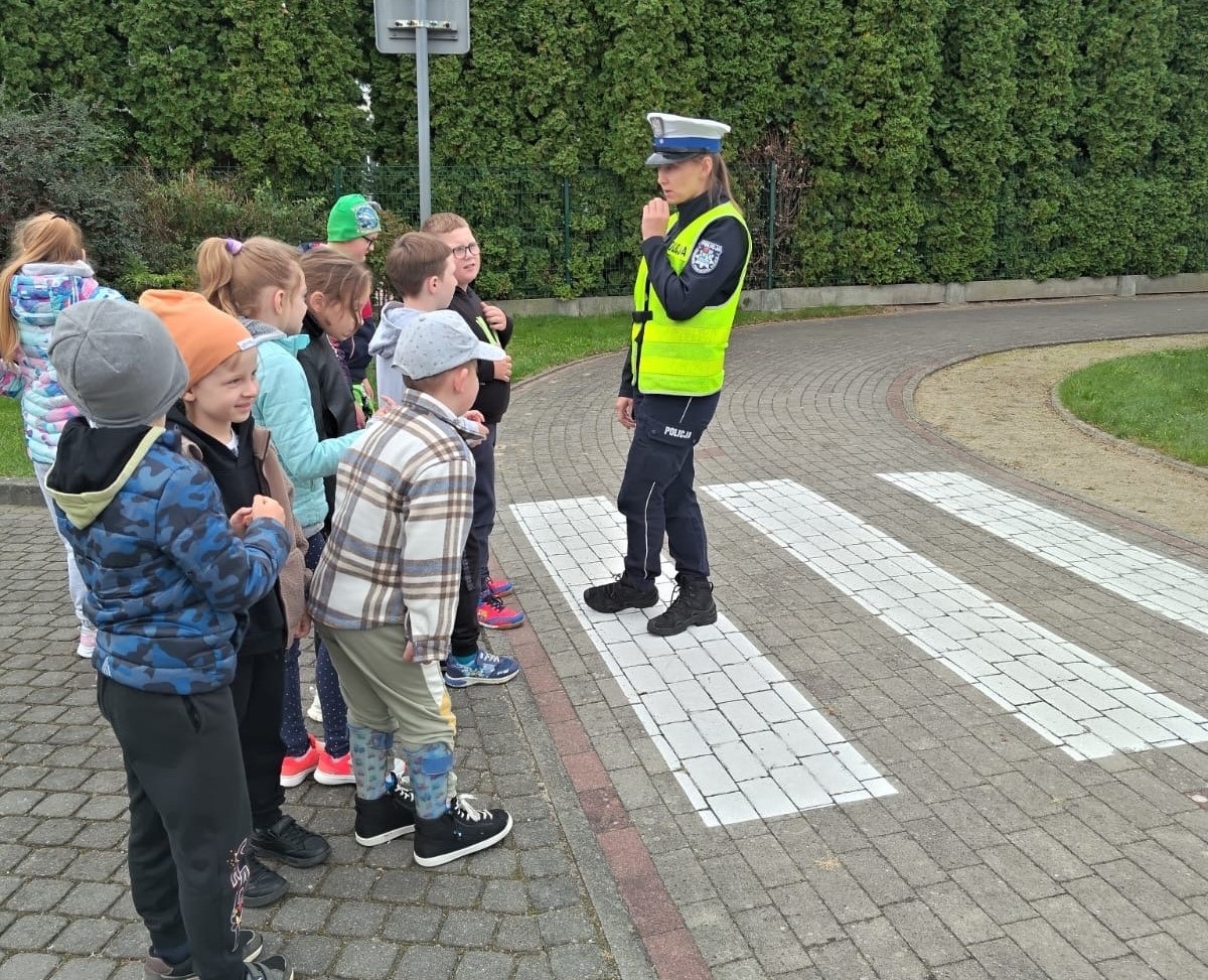Policjanci z Przasnysza prowadzili lekcje bezpieczeństwa w akcji „Bezpieczna droga do szkoły”