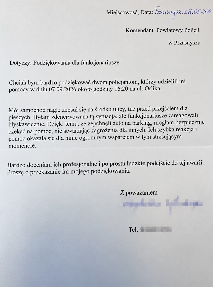 Podziękowanie dla dwóch policjantów z Przasnysza za pomoc na drodze