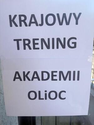 Zdjęcie białych kartek z napisem "KRAJOWY TRENING AKADEMII OLiOC".