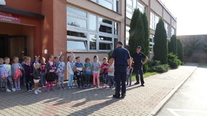 Dzielnicowi: asp. szt. Józef Seta i mł. asp. Wojciech Polak na spotkaniu w Publicznej Szkole Podstawowej Nr 1 w Przysusze