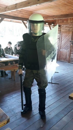 Uczeń klasy mundurowej wyposażony w sprzet PZ.
