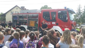Prezentacja dzieciom wozu strażackiego.