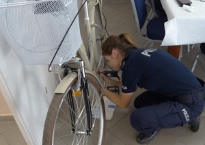 Funkcjonariuszka podczas znakowania roweru.