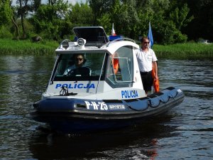 Łódź policyjna podczas patrolowania rzeki Narew.