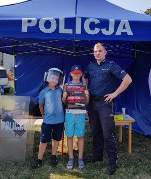 Policjant z uczestnikami spotkania