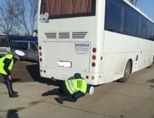 Policjantka z funkcjonariuszem ITD podczas sprawdzania stanu technicznego autobusu