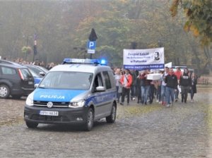 Policja zabezpiecza przemarsz młodzieży ulicami Pułtuska