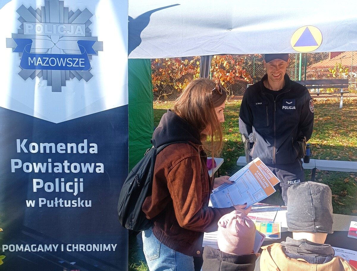 Stoisko profilaktyczne Policji podczas obchodów "Hubertusa"
