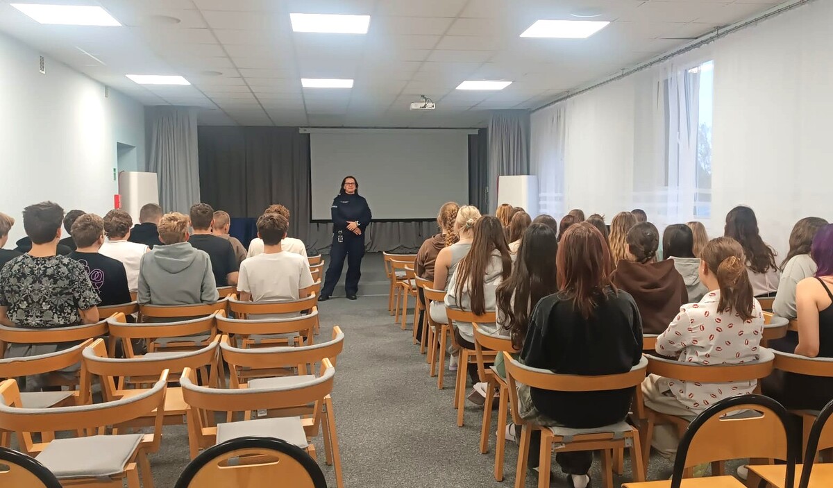 Uczniowie podczas prelekcji z policją