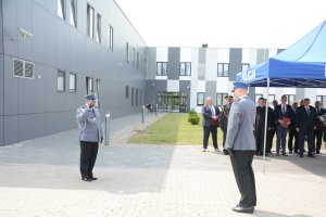 Dowódca uroczystości składa meldunek Komendantowi Powiatowemu Policji w Sierpcu młodszemu inspektorowi Jarosławowi Ciarce