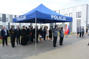 Uczestnicy uroczystego apelu z okazji Święta Policji podczas odtwarzania Hymnu Rzeczypospolitej Polskiej