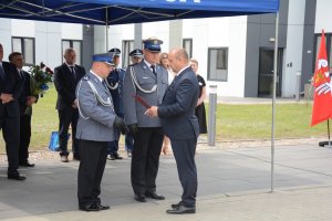 Starosta Sierpecki Andrzej Cześnik składa gratulacje Komendantowi Policji w Sierpcu młodszemu inspektorowi Jarosławowi Ciarce