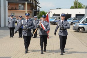 Poczet sztandarowy Komendy Powiatowej Policji w Sierpcu opuszcza miejsce uroczystego apelu