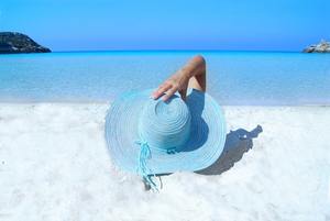 Kobieta w kapeluszu na plaży