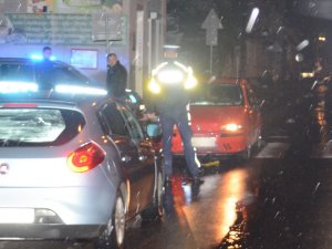 Policjant na miejscu wypadku drogowego  w Sierpcu na ul. Piastowskiej