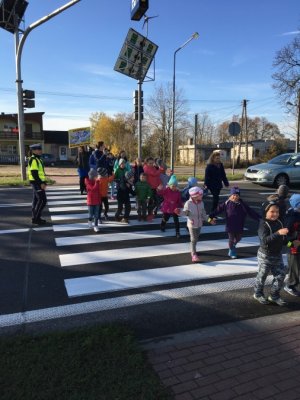 Dzieci przechodzą przez jezdnię w Grąbcu