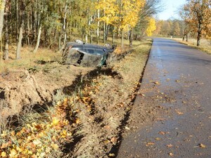 Wywrócony samochód w Żochowie.