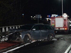 Uszkodzony samochód audi.