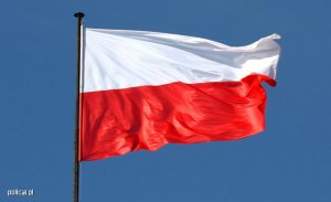 Flaga Polski w kolorze białym i czerwonym. Flaga powiewa na wietrze