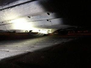 Widoczne dziury w podwoziu pojazdu