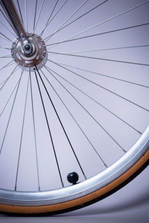 Zdjęcie poglądowe przedstawia koło rowerowe