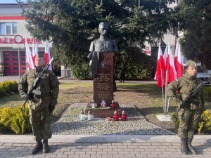 Żołnierze przy pomniku marsz. Józefa Piłsudskiego