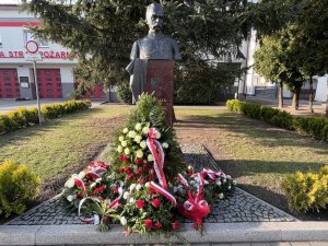 Pomnik marszałka Józefa Piłsudskiego otoczony wieńcami