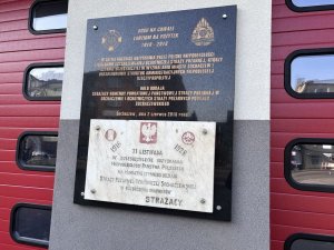 Tablica upamiętniająca strażaków z 1918 roku na ścianie Komendy Powiatowej Państwowej Straży Pożarnej w Sochaczewie