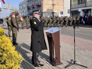 Generał brygady Kazimierz Dyński stoi przy mikrofonie