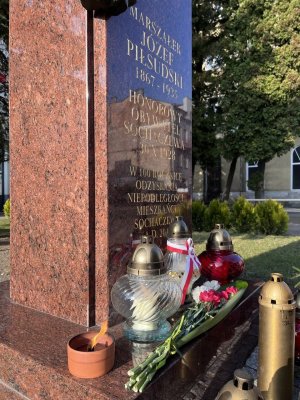 Kwiaty i znicze przy pomniku marszałka Józefa Piłsudskiego