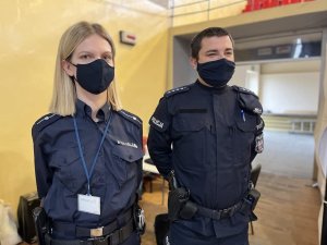Umundurowani policjanci w maskach
