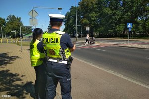 Para policjantów obserwująca rejon przejścia dla pieszych