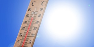Na zdjęciu widać termometr wskazujący 40 stopni celsjusza. W tle niebieskie niebo i słońce