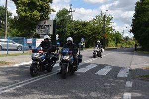 Trzy motocykle policyjne na ulicy