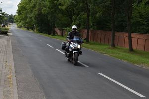 Policjant na motocyklu jedzie ulicą