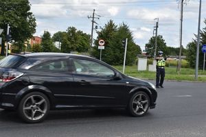 Policjant stojący na skrzyżowaniu kieruje ruchem