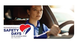 Kobieta siedząca w samochodzie i trzymająca kierownicę. Z lewej strony jest serce w kolorach czerwonym i niebieskim. Obok napis ROADPOL Safety Days 16-22 września 2022  Żyj i ratuj życie
