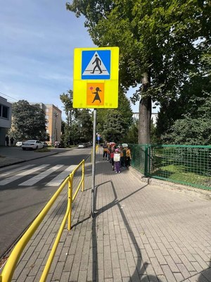 Przejście dla pieszych i znak informujący o przejściu dla pieszych i o dzieciach przechodzących w tym miejscu