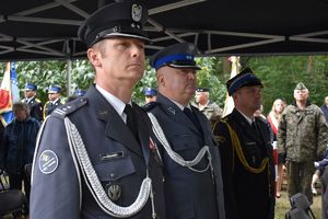 Trzech przedstawicieli służb mundurowych - wojska, policji i straży pożarnej