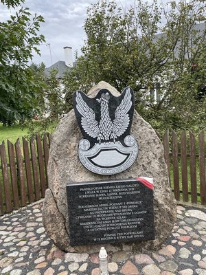 Obelisk z orłem i tablicą pamiątkową