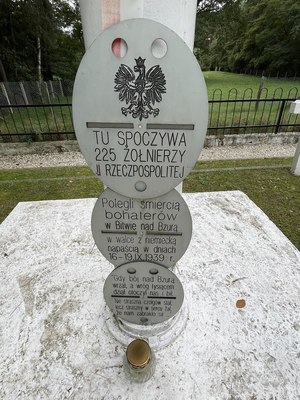 Tablica upamiętniająca 225 żołnierzy poległych w bitwie