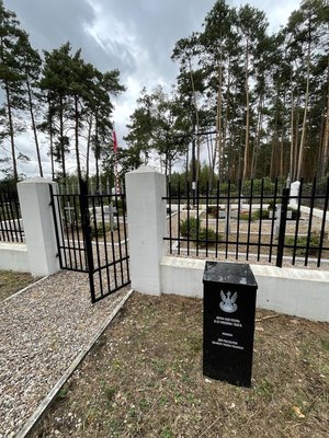 Wejście na cmentarz w Rokicinie i tablica upamiętniająca poległych